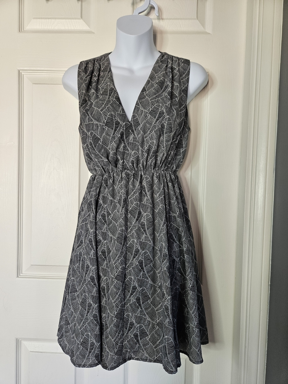 Express Palm Leaf Print V-Neck Dress Open Back Skater Gray Y2K Size 4